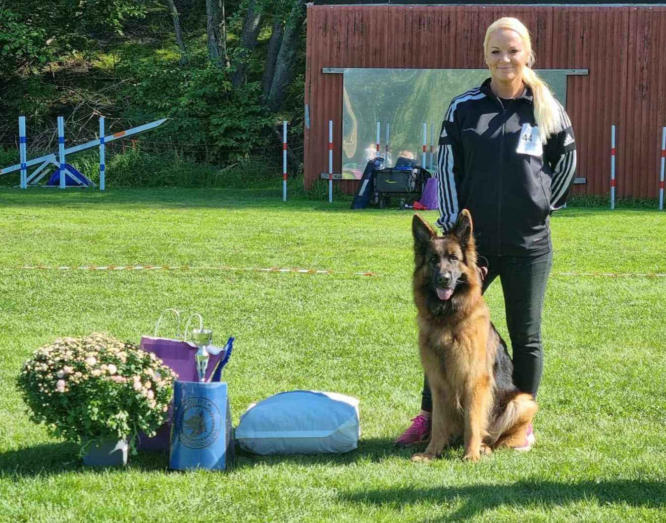Bixi von Wolfherzen sammen med eier.. resultat fra dagens utstilling i Sverige, 1 ex, CK, BIR, 2 BIS